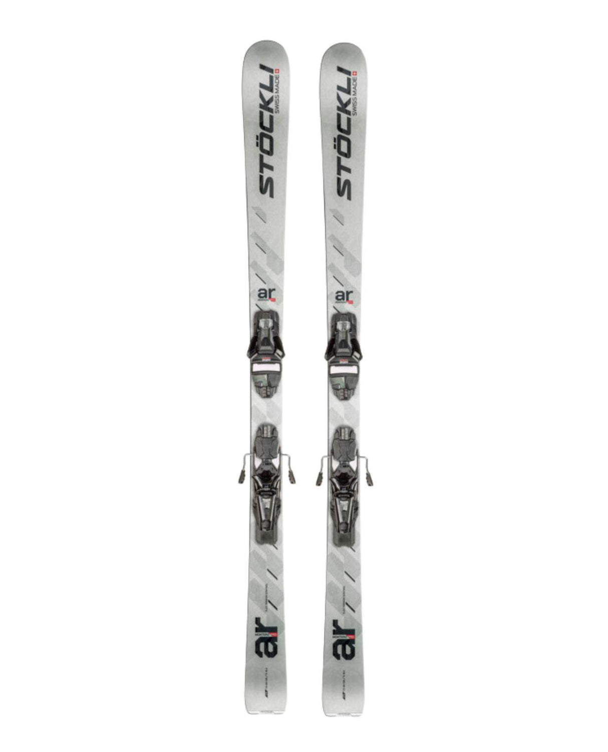 Stöckli Montero AR PRO allmountainskidor med Strive 13-bindningar uppställda framifrån.