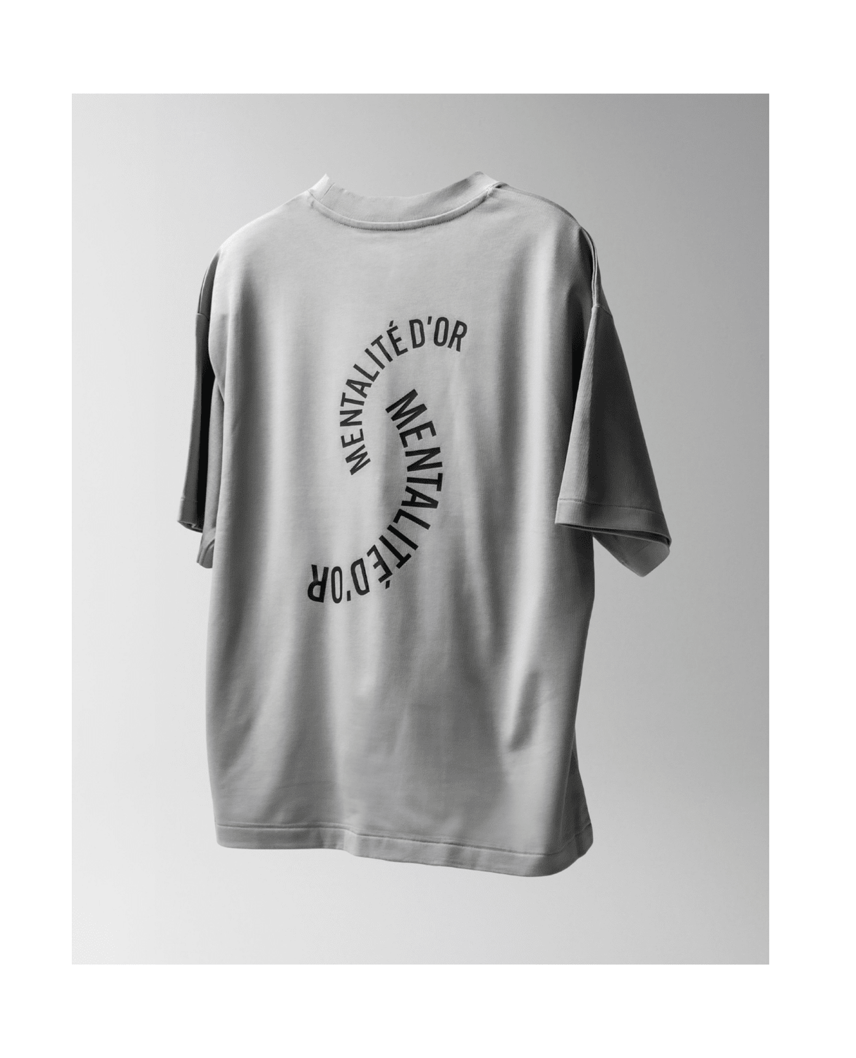Mentalité d´Or Curve T-Shirt - Mist - Övrigt - Alpingaraget