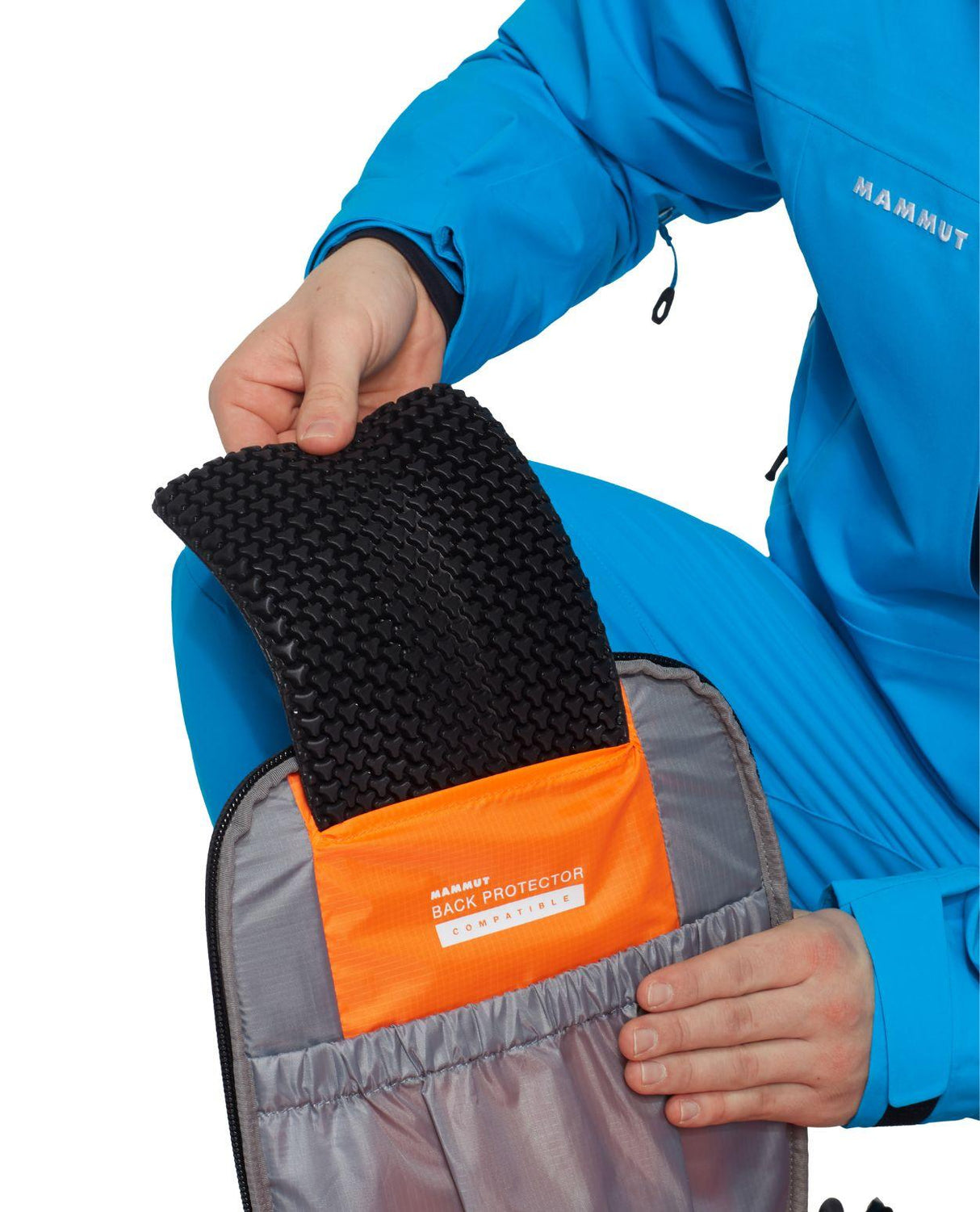 Mammut Nirvana 28 visar det smarta facket för ryggskydd, perfekt för friåkning och toppturer.