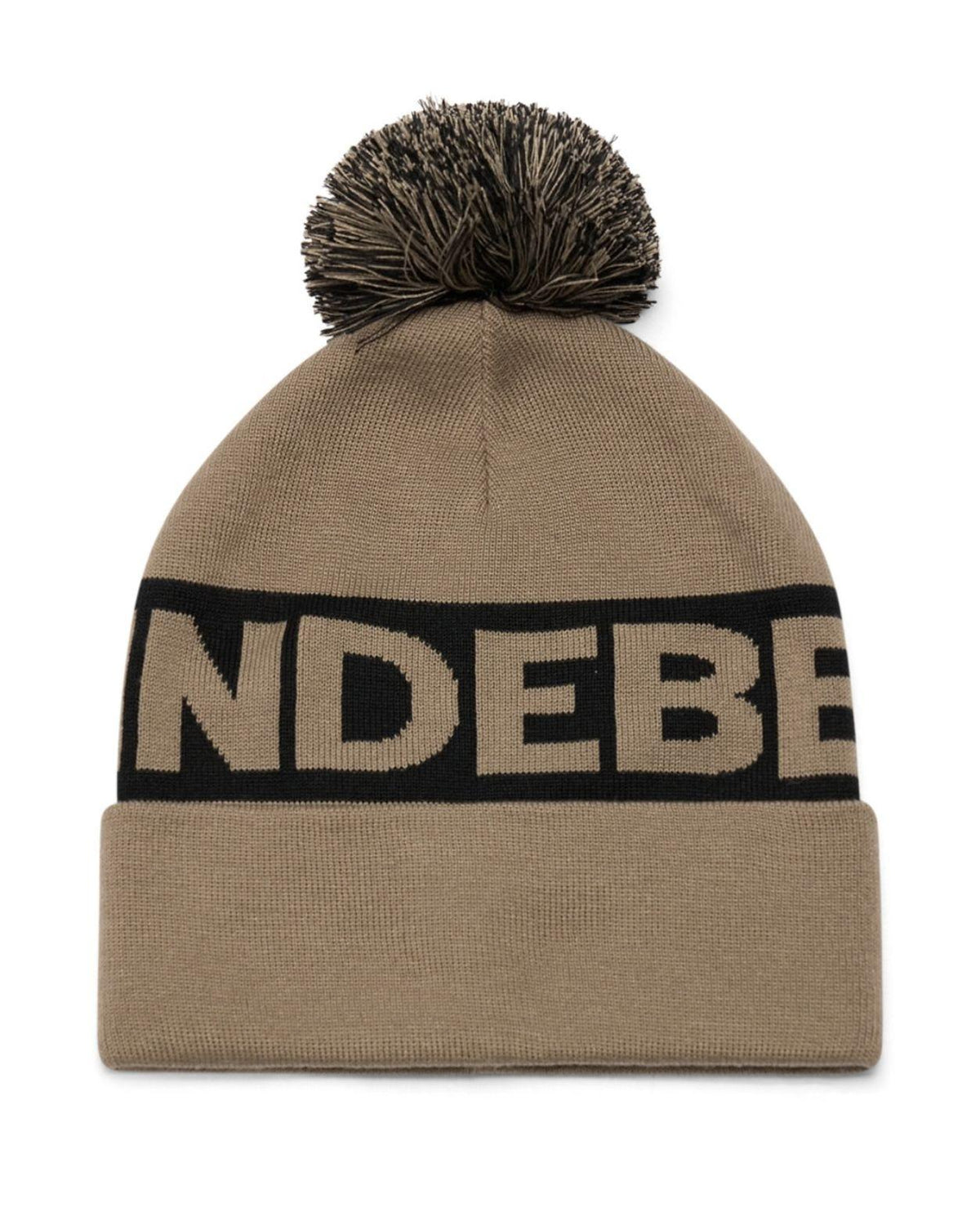 J.Lindeberg Tilo Beanie i brunt med svart logodetalj och matchande tofs för sköna dagar i backen.
