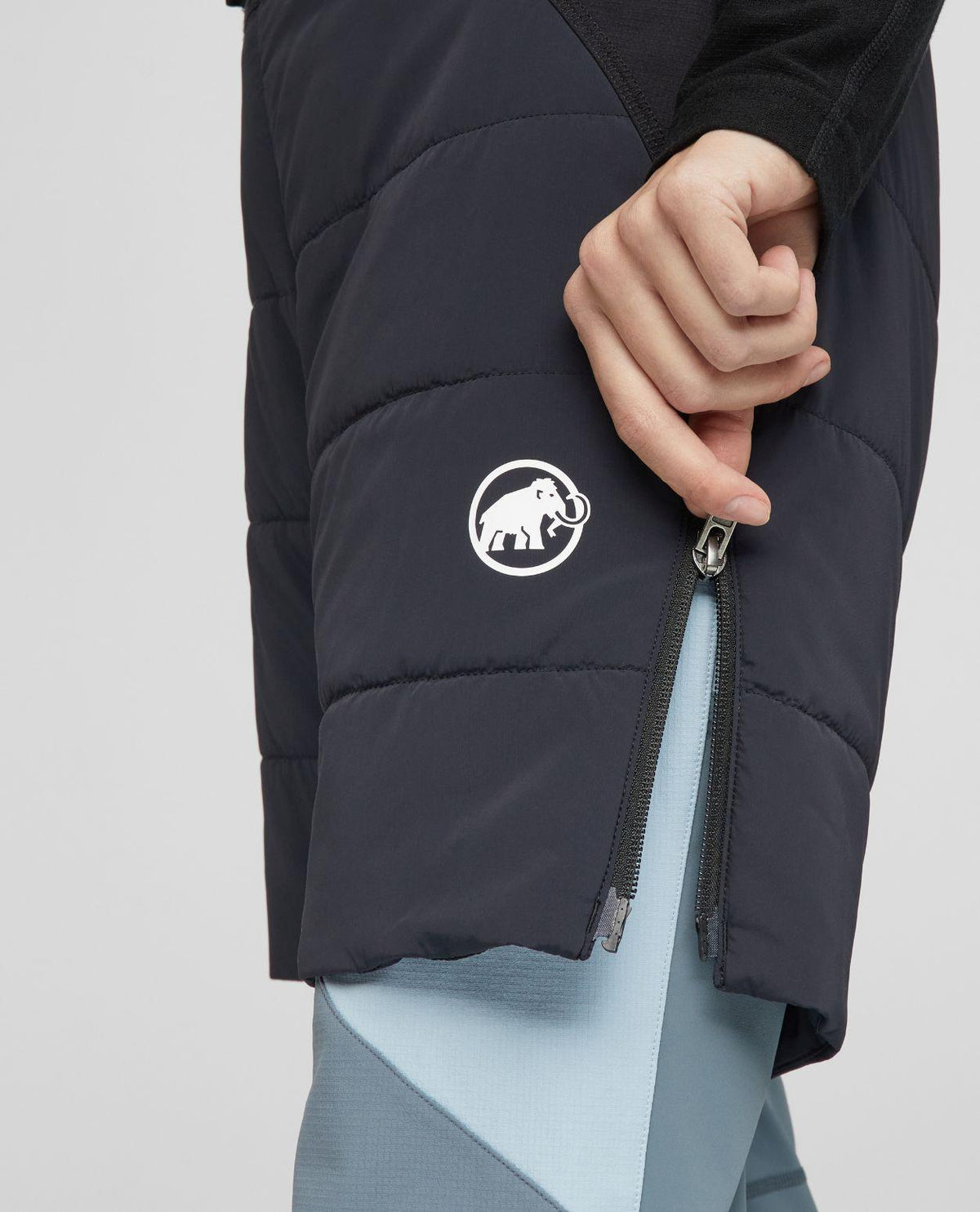 Mammut Aenergy Air IN Hybrid Shorts Women - Svart isolerad damtights med dragkedja i sidan för topptur