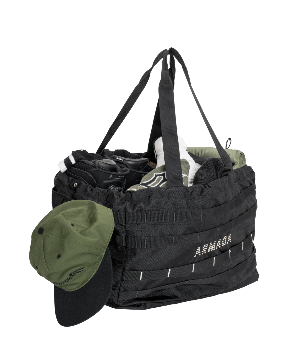 Armada AR Gear Haul 50L Tote fylld med skidutrustning och en grön keps hÀngande pÄ kanten.