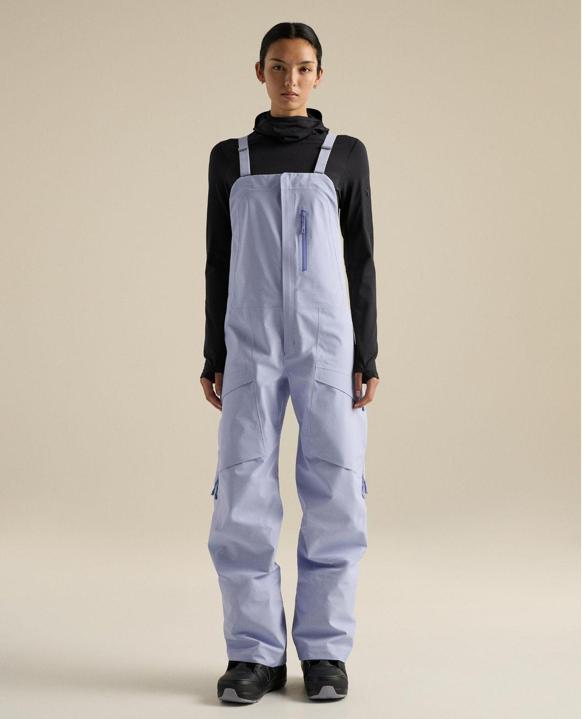 Arc'teryx Sentinel Bib Women skidbyxor i lila färg bärs av modell framifrån.