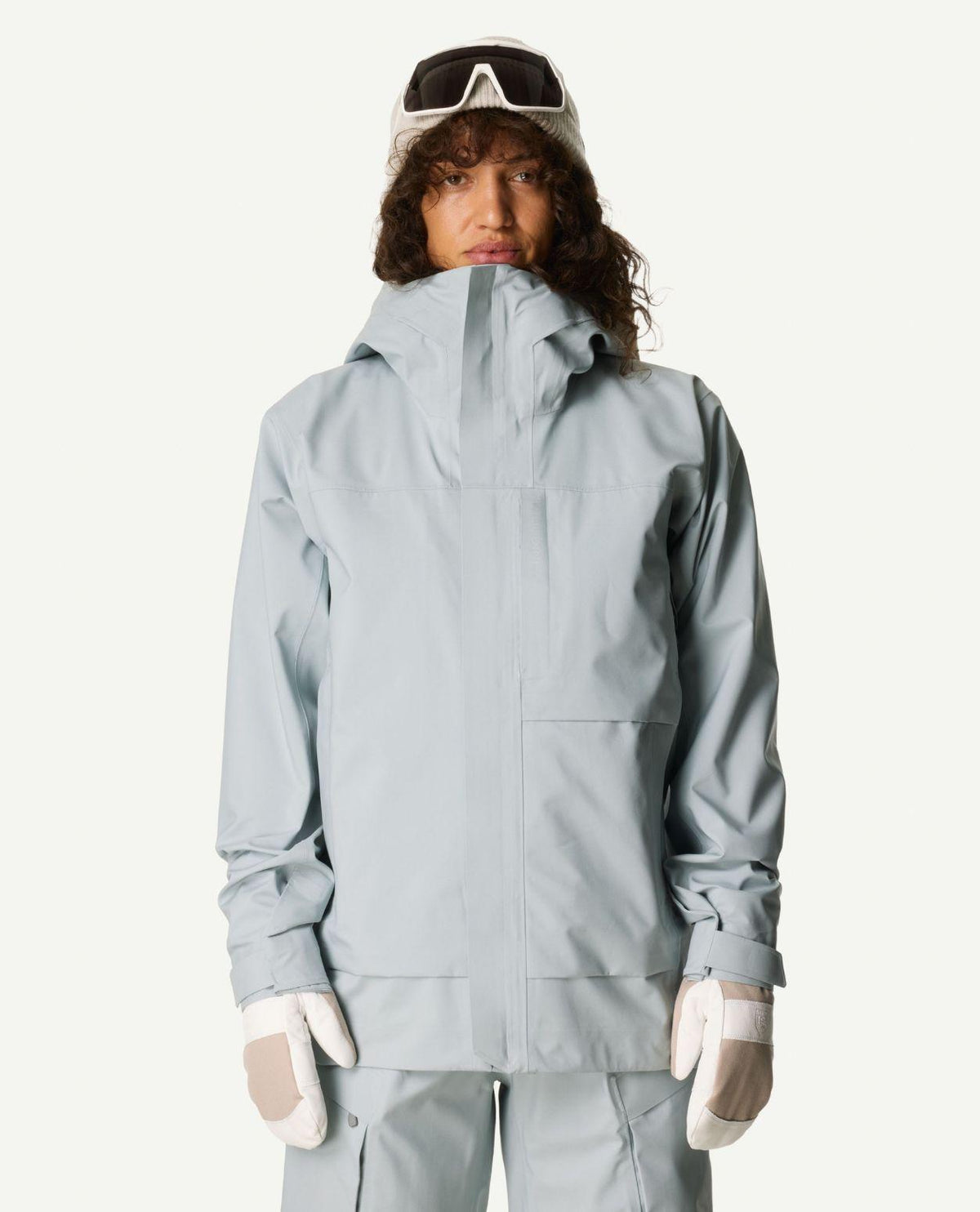 Kvinna i Houdini Rollercoaster Jacket II i färg breaker gray framifrån.