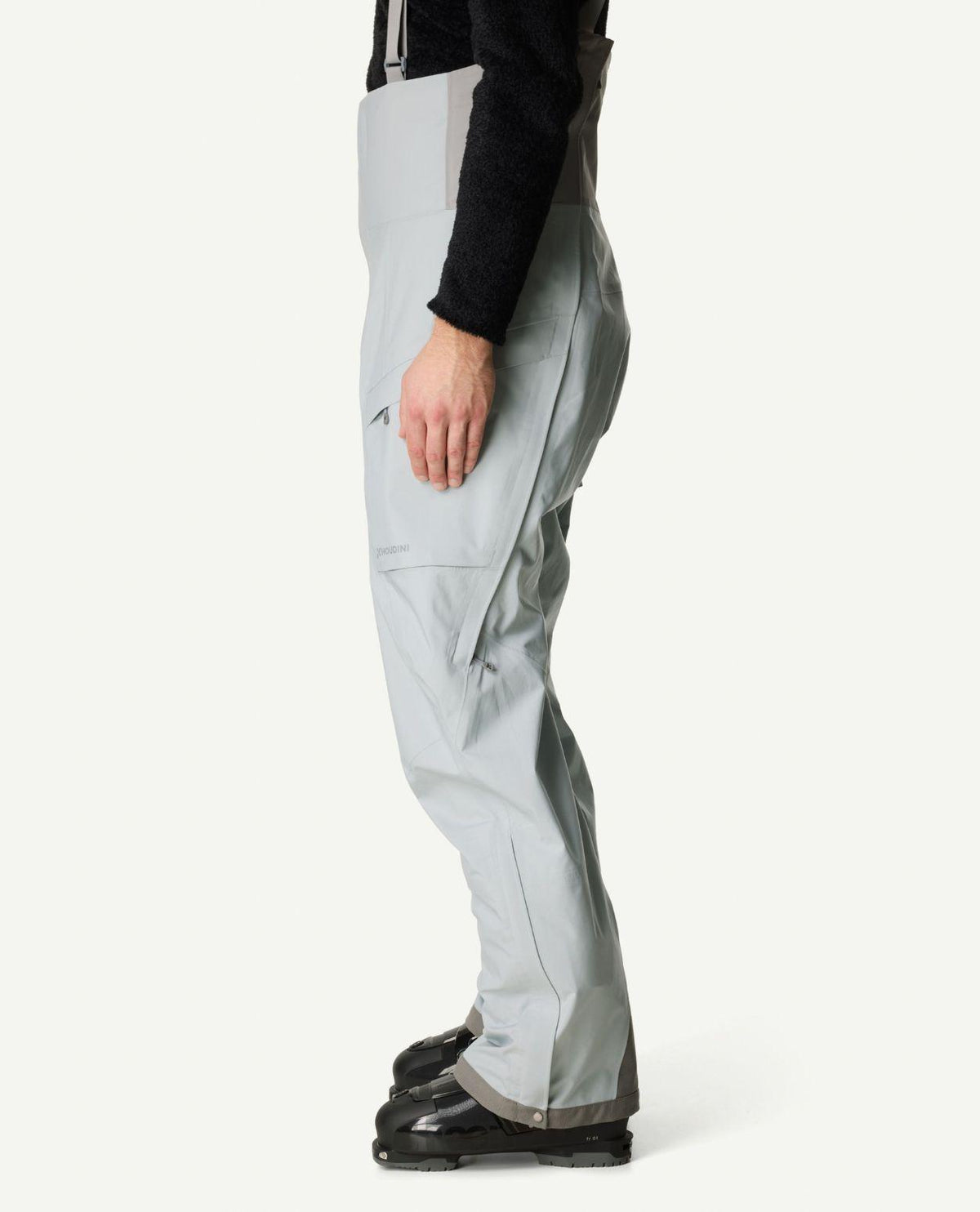 Houdini Rollercoaster Bib Pants II i grå färg för herrar, sedda från sidan.