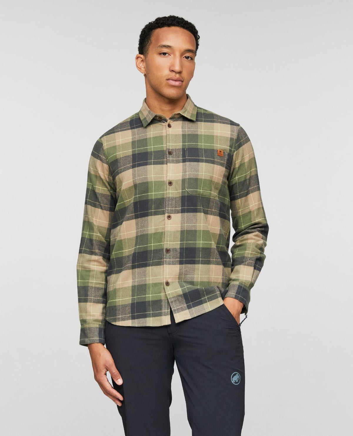 Mammut Trovat Longsleeve Shirt Men i färgen Gabbro-Marsh på modell, en rutig och skön långärmad skjorta för friluftsliv.
