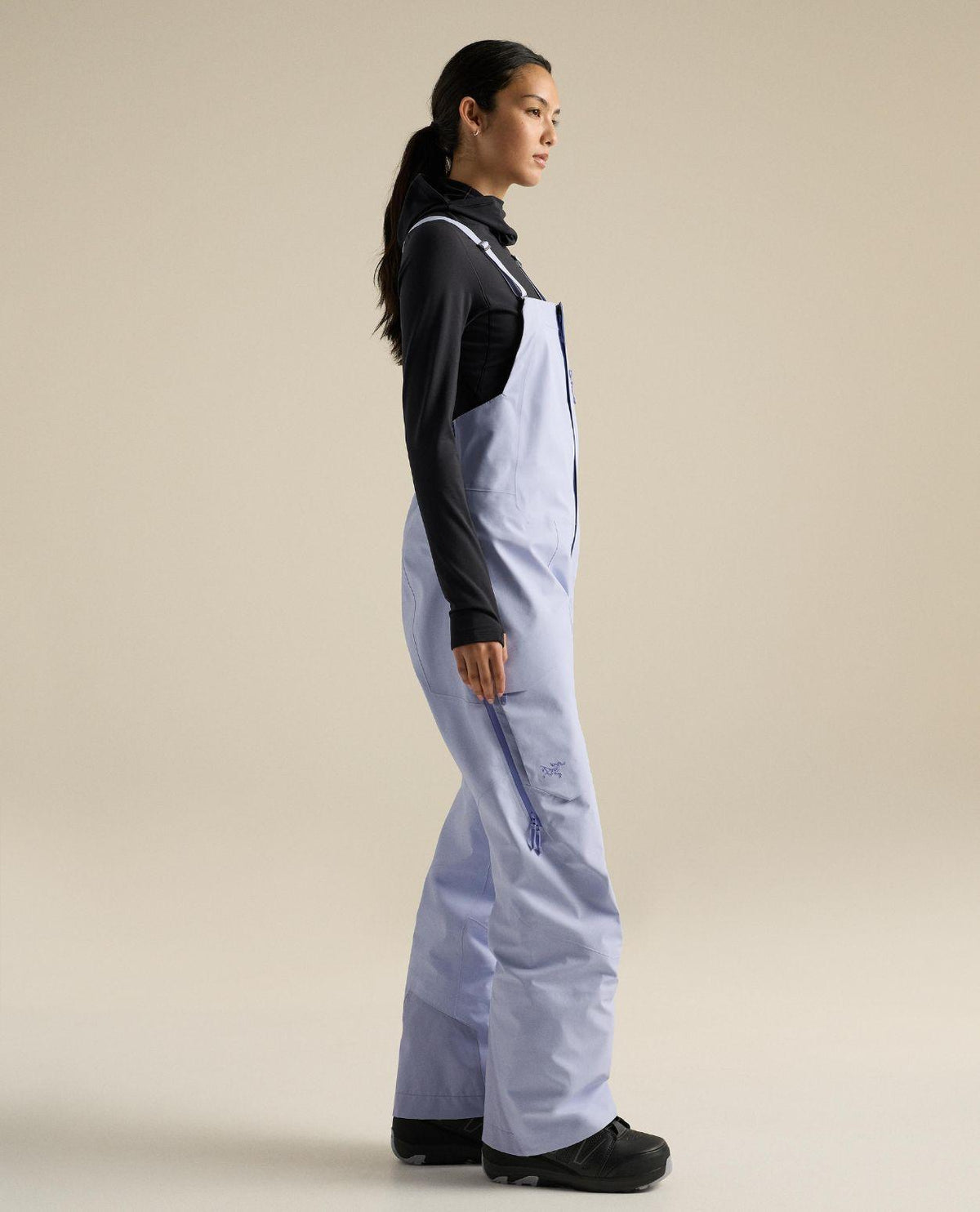 Arc'teryx Sentinel Bib Women skidbyxor i lila färg visade från sidan.
