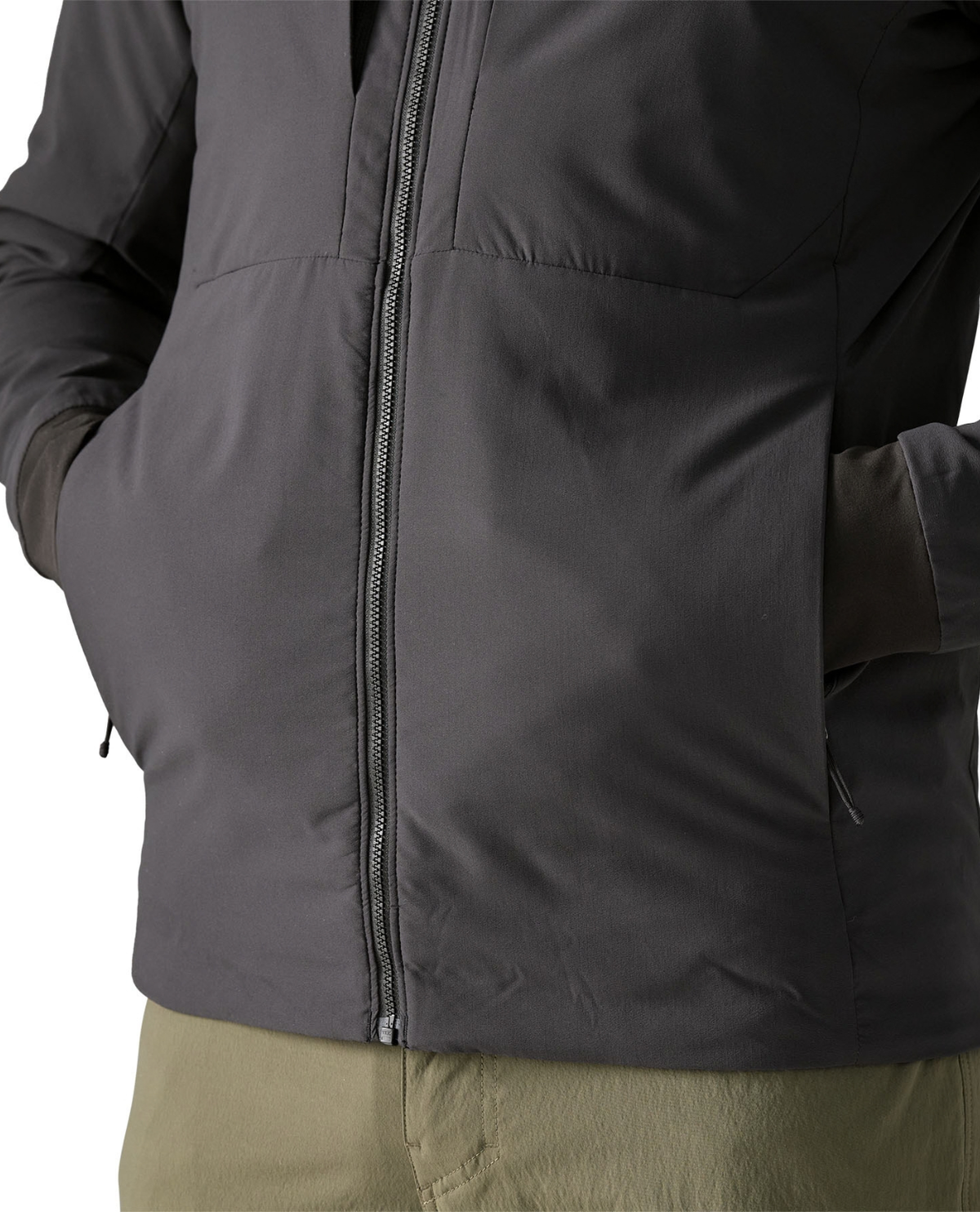 Patagonia Nano-Air Light Hoody för herrar i svart färg med fokus på dragkedja och fickdetaljer.