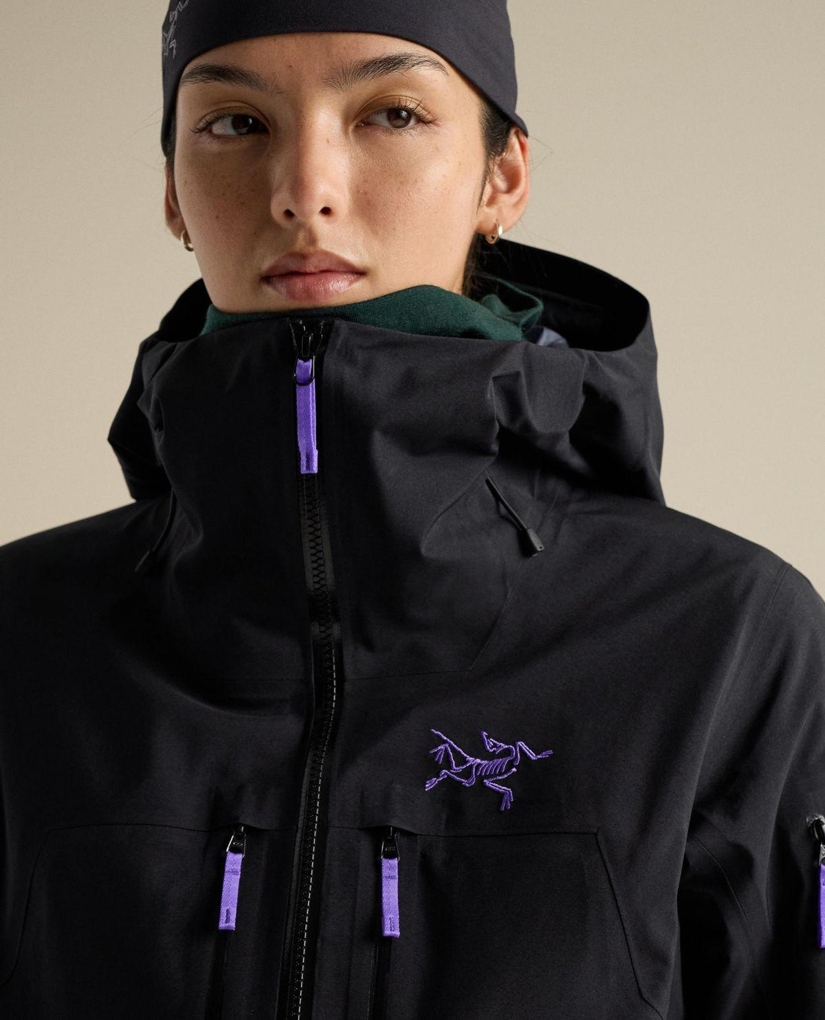 Arc'teryx Rush Jacket Women i svart med lila detaljer för damer, perfekt för friåkning och toppturer.