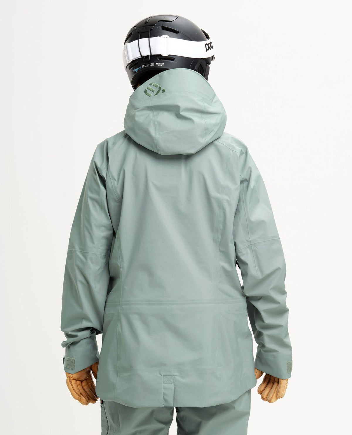 Elevenate Pure Jacket Women - Winter Green bakifrån på skidåkare med hjälm