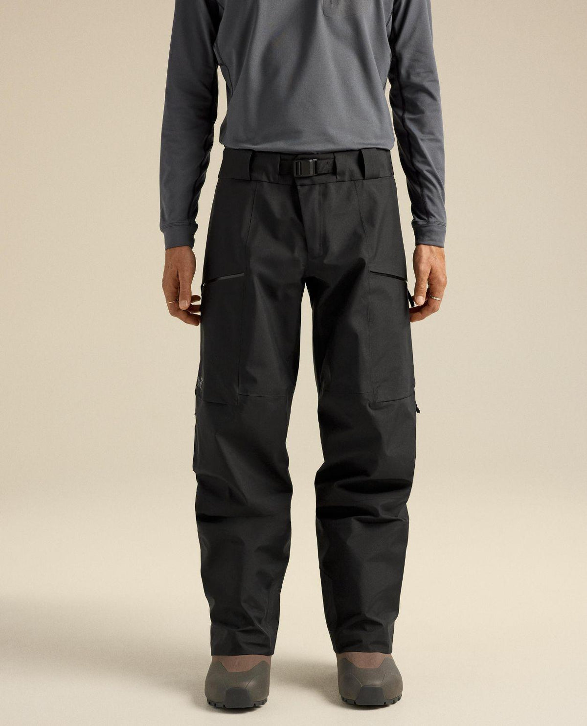 Arc'teryx Sabre Pant Men - Svarta GORE-TEX-skidbyxor framifrån på modell.