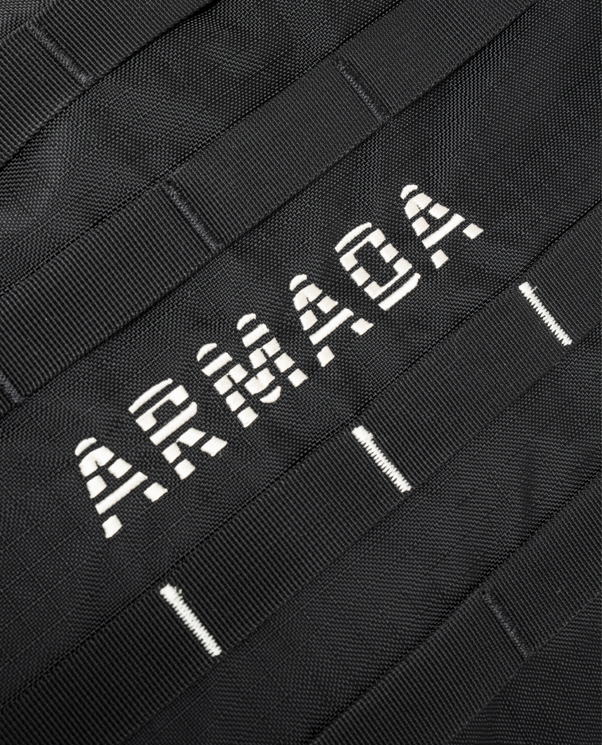 Armada AR Gear Haul 50L Tote - Svart detaljbild pÄ logotyp och tyg