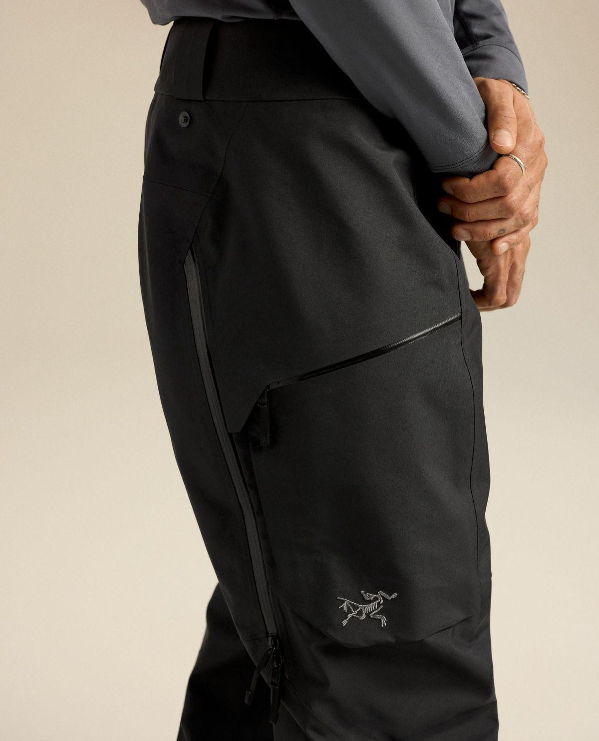 Arc'teryx Sabre Pant Men i svart, som visar fickdetaljer och passform för herrar.