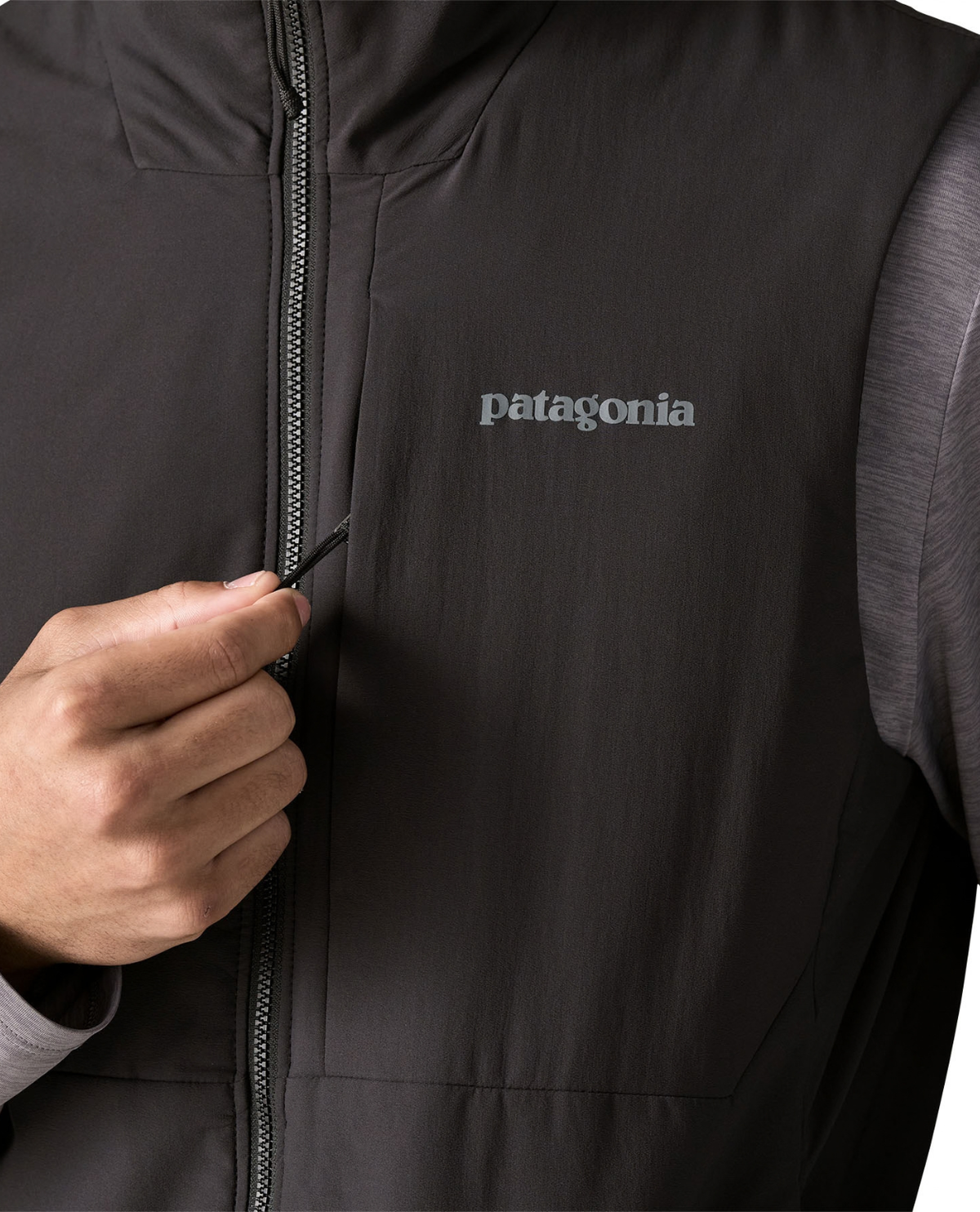 Patagonia Nano-Air Light Vest Men - Ink Black - Detaljbild på bröstficka och logotyp