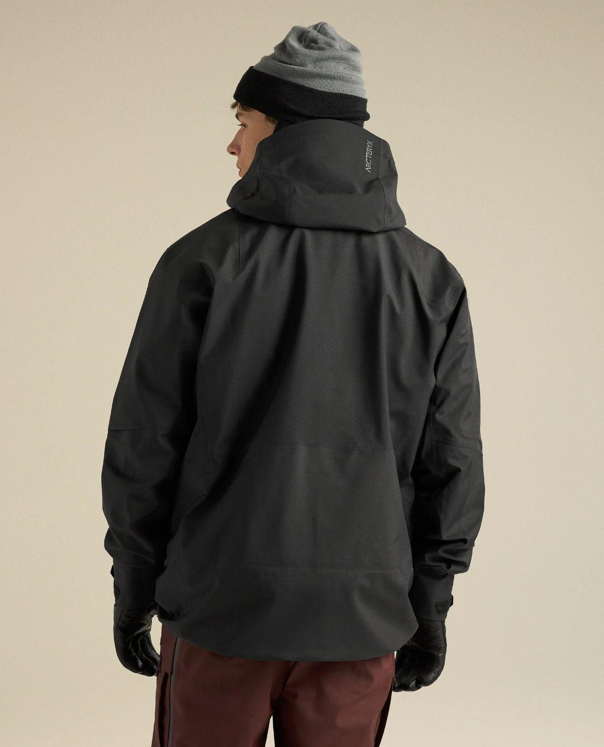 Arc'teryx Sabre Jacket Men - Svart skidjacka med huva bakifrån