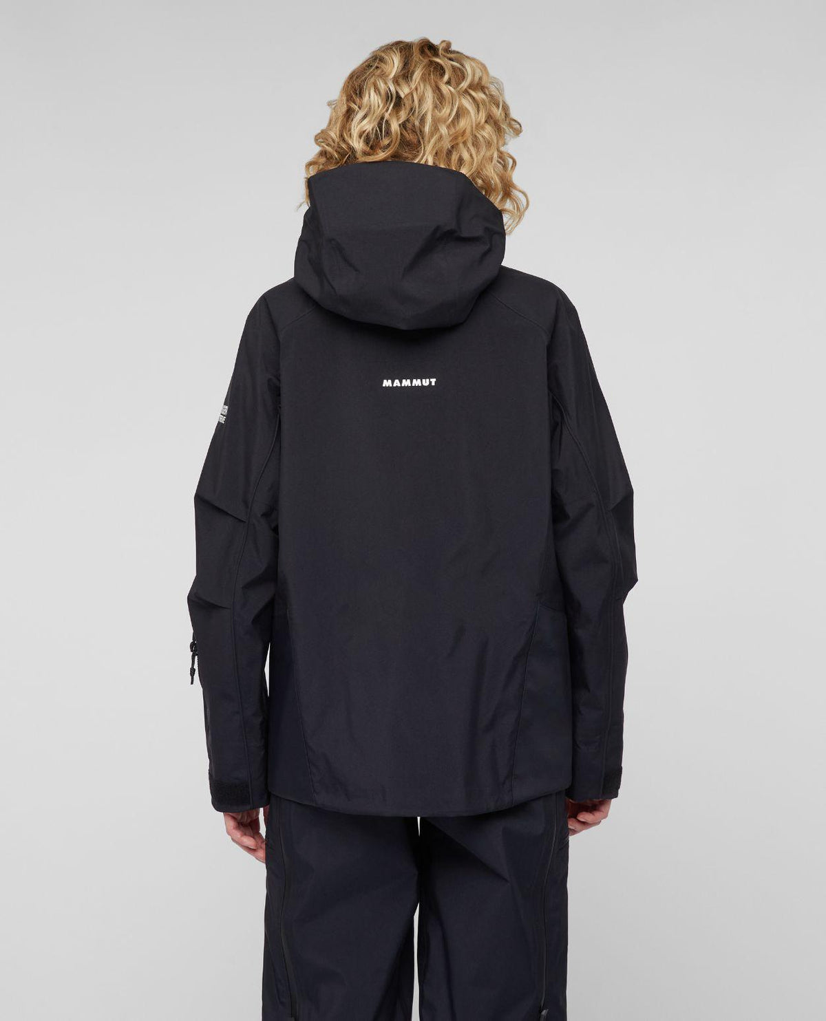 Mammut Eiger Free Pro HS Hooded Jacket dam i svart färg visad bakifrån på modell.