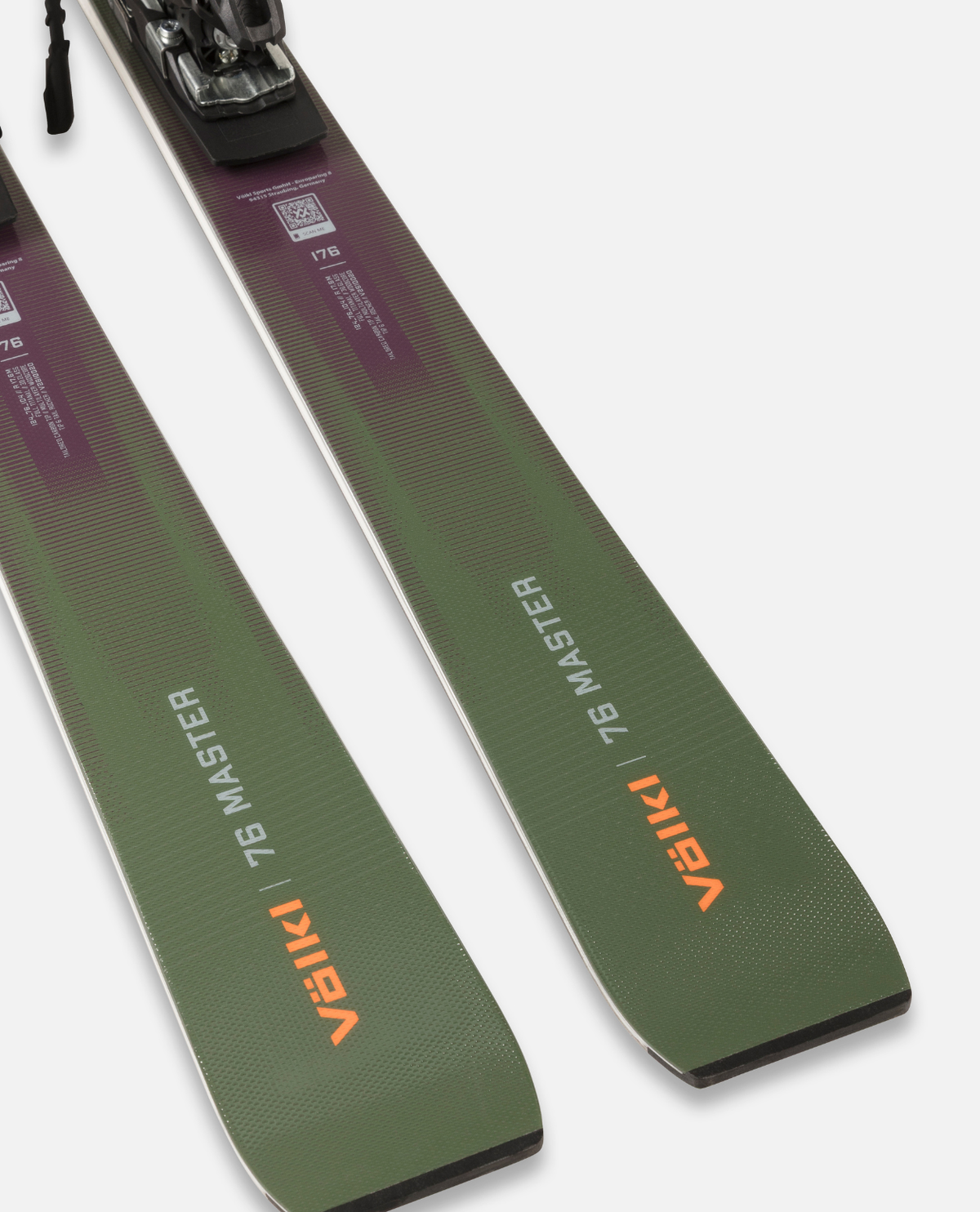 Närbild på Völkl Peregrine 76 Master pistskidor med grön design och orange logotyp.