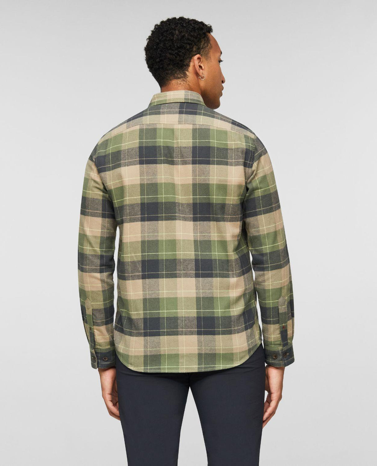 Mammut Trovat Longsleeve Shirt Men i färg Gabbro-Marsh ses bakifrån. En rutig flanellskjorta för herr från Mammut.