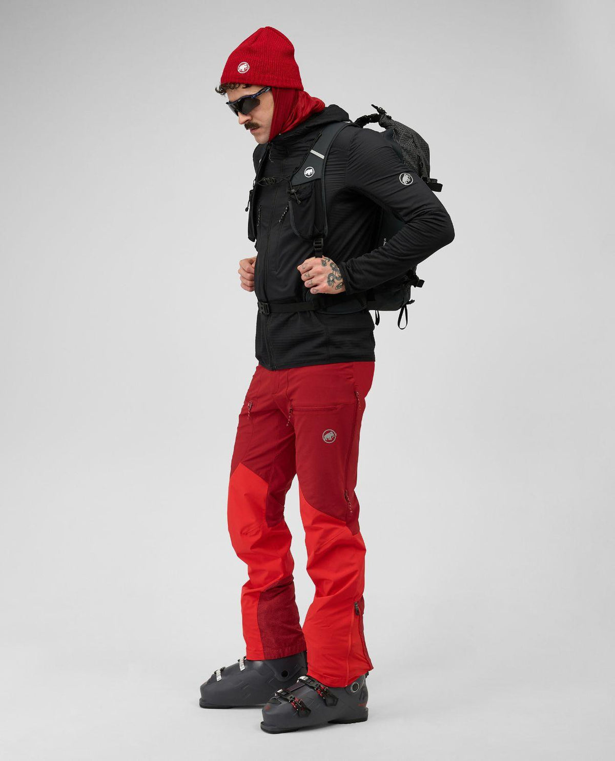 Mammut Aenergy ML Hybrid Hooded Jacket Men i svart på skidåkare i topptursterräng.
