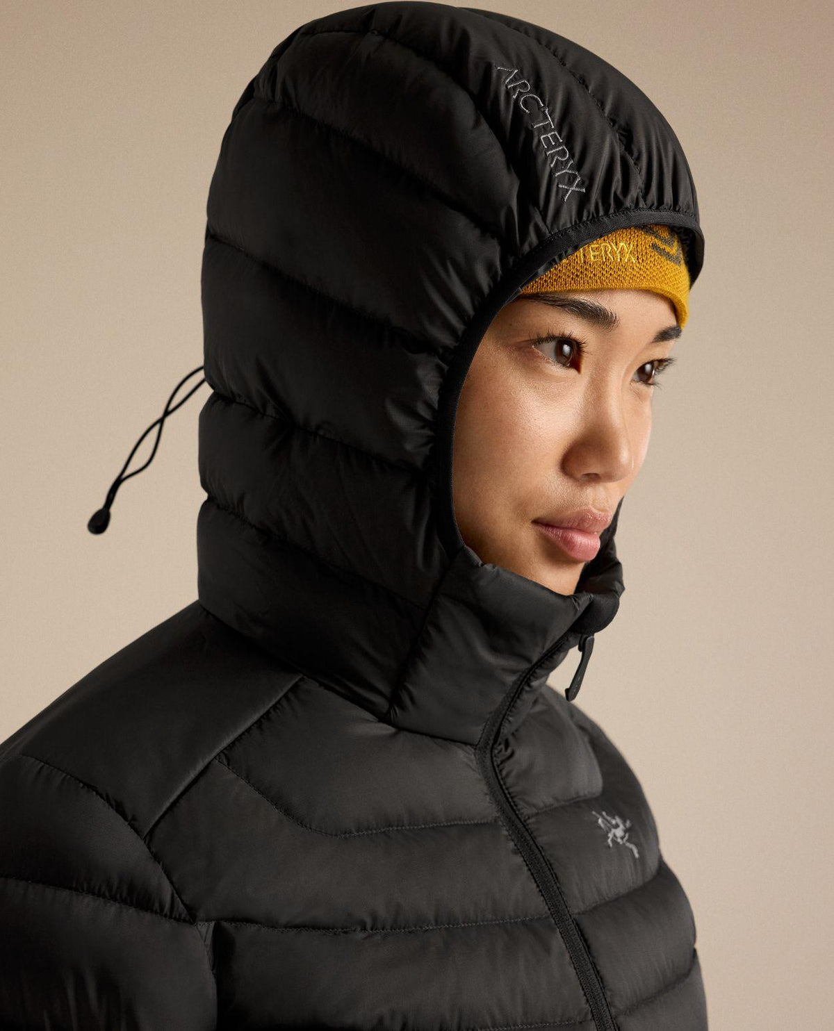 Arc'teryx Cerium Hoody dam i svart med åtsittande huva och värmande dunfyllning.