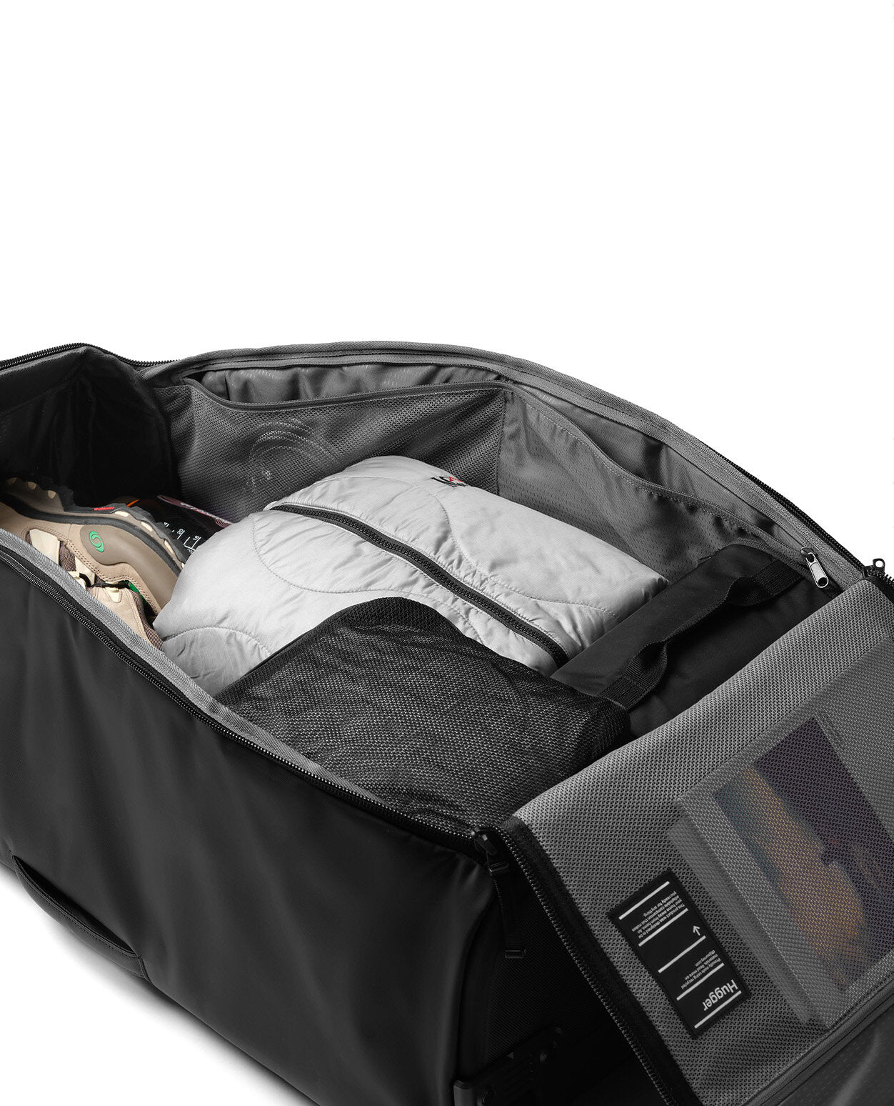 D_b_ Hugger Roller Bag 90L - Black Out - Alpingaraget