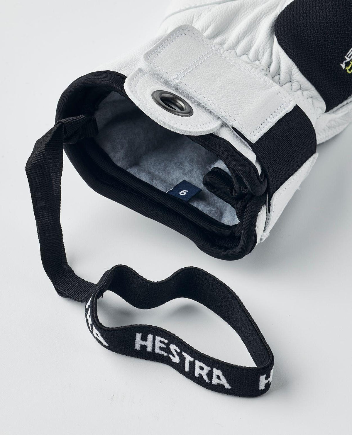 Hestra Army Leather Trigger skidhandske visar insidan av manschetten, handledsrem och storleksetikett.