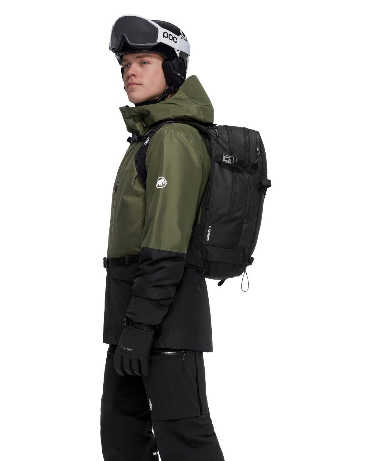 Mammut Nirvana 28 - Svart skidryggsäck buren av skidåkare med grön jacka.