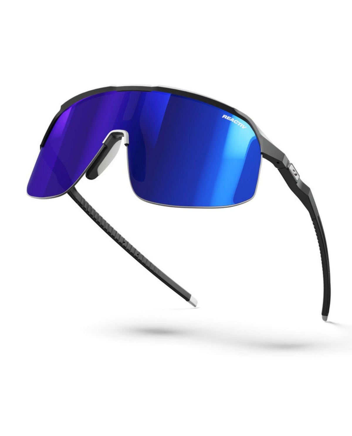 Julbo Density Reactiv solglasögon i svart med blå kontrastlinser mot vit bakgrund.