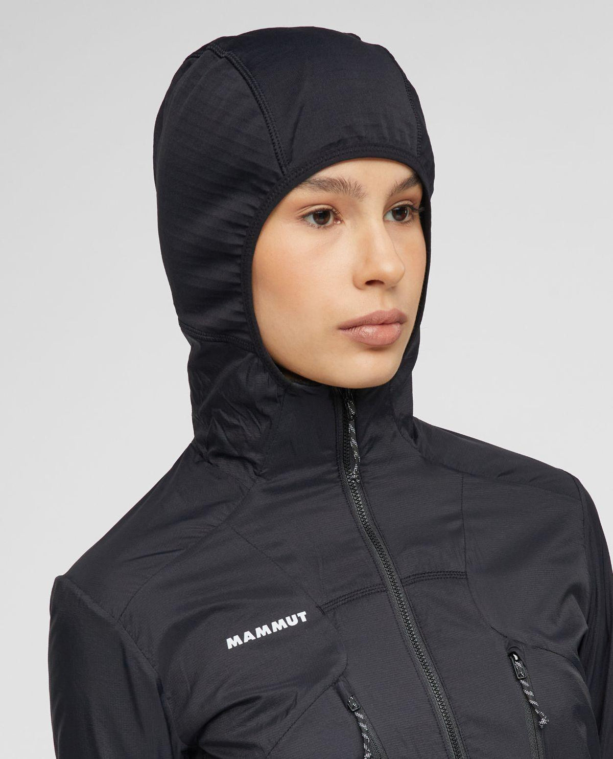 Mammut Aenergy ML Hybrid Hooded Jacket dam i svart med åtsittande huva.