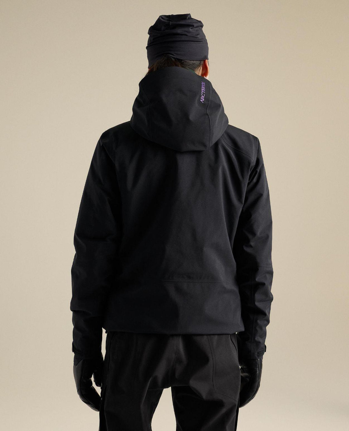 Arc'teryx Rush Jacket Women - Svart skidjacka för dam sedd bakifrån.
