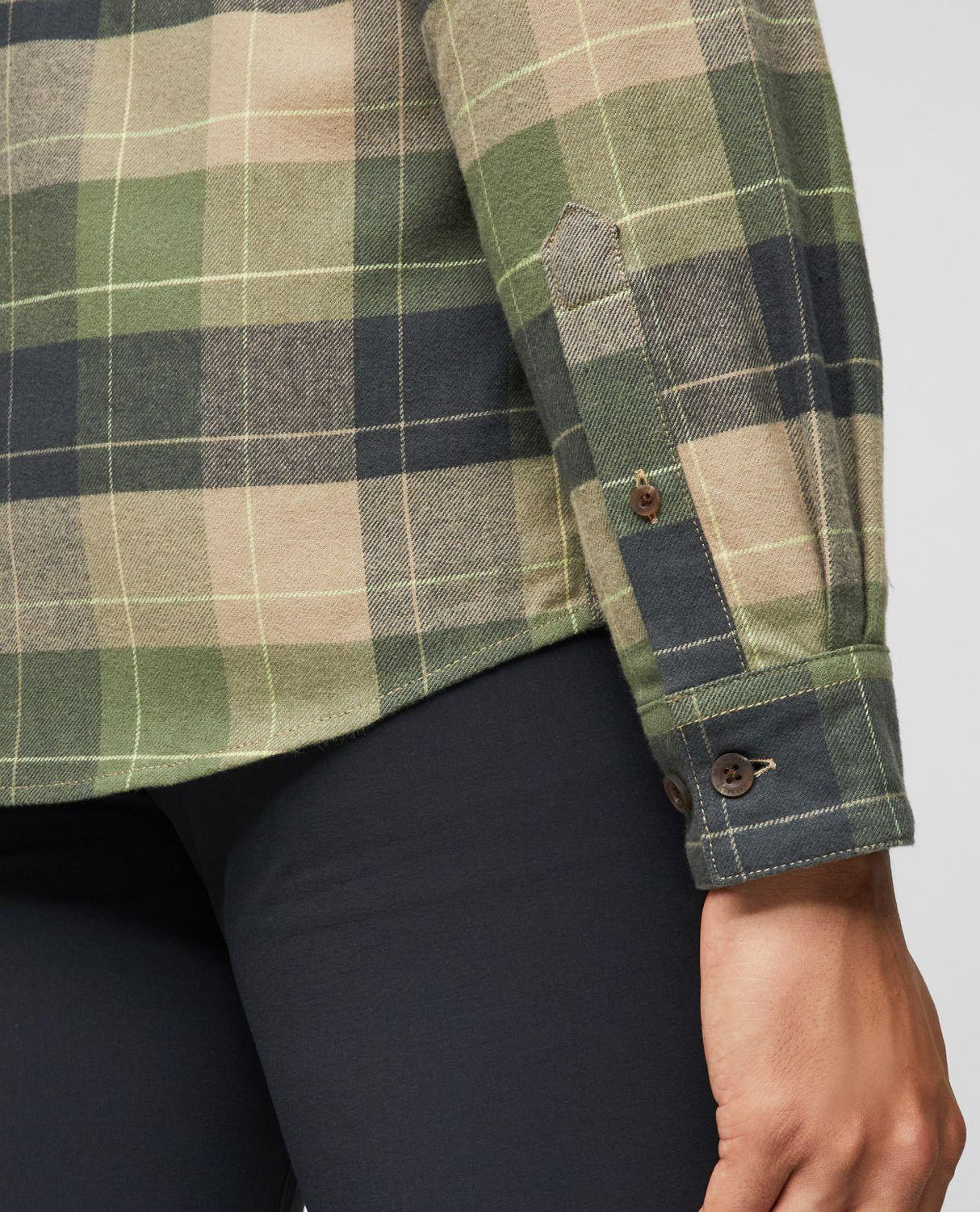 Närbild som visar detaljer på ärmslut och det rutiga mönstret på Mammut Trovat Longsleeve Shirt Men i färgen Gabbro-Marsh.