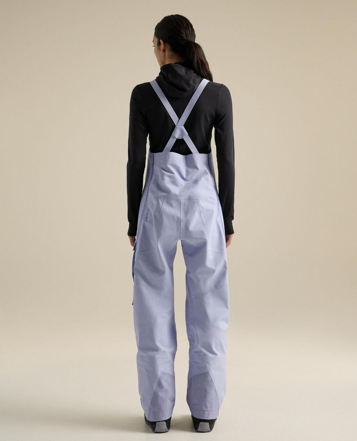 Arc'teryx Sentinel Bib Women i lila färgsättning sett bakifrån, designade för freeride och toppturer med praktiska hängslen.