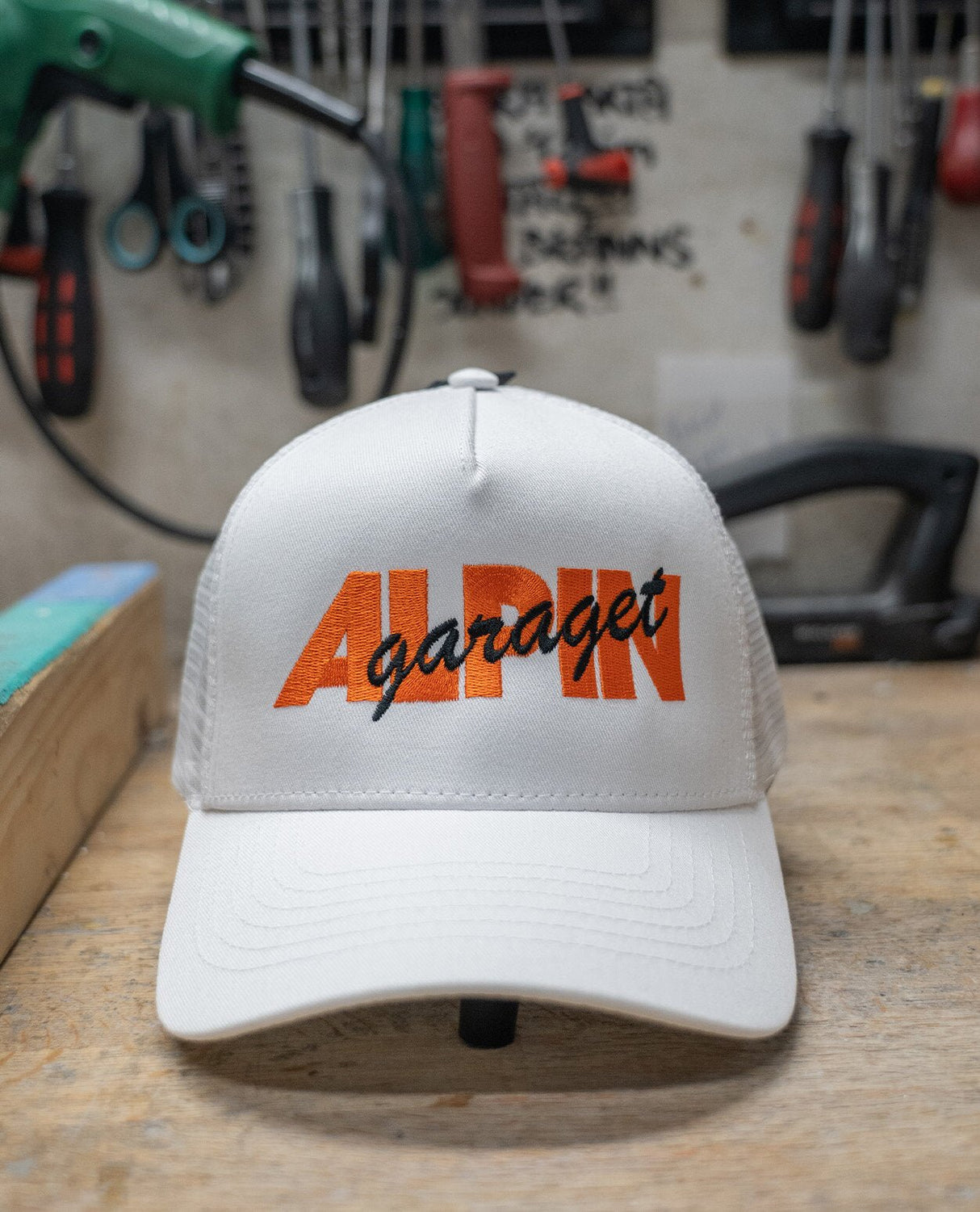 Alpingaraget Magnus Logo Trucker Hat - Vit - Mössor - Alpingaraget