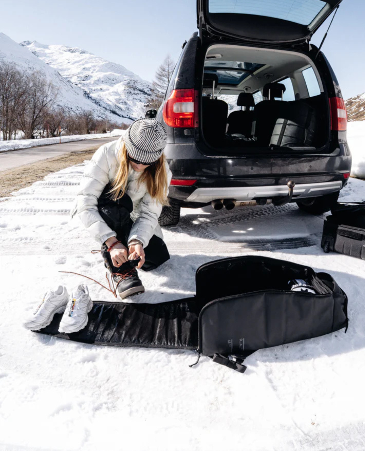 D_b_ Hugger Bootpack 45L - Coral Flash Alpingaraget