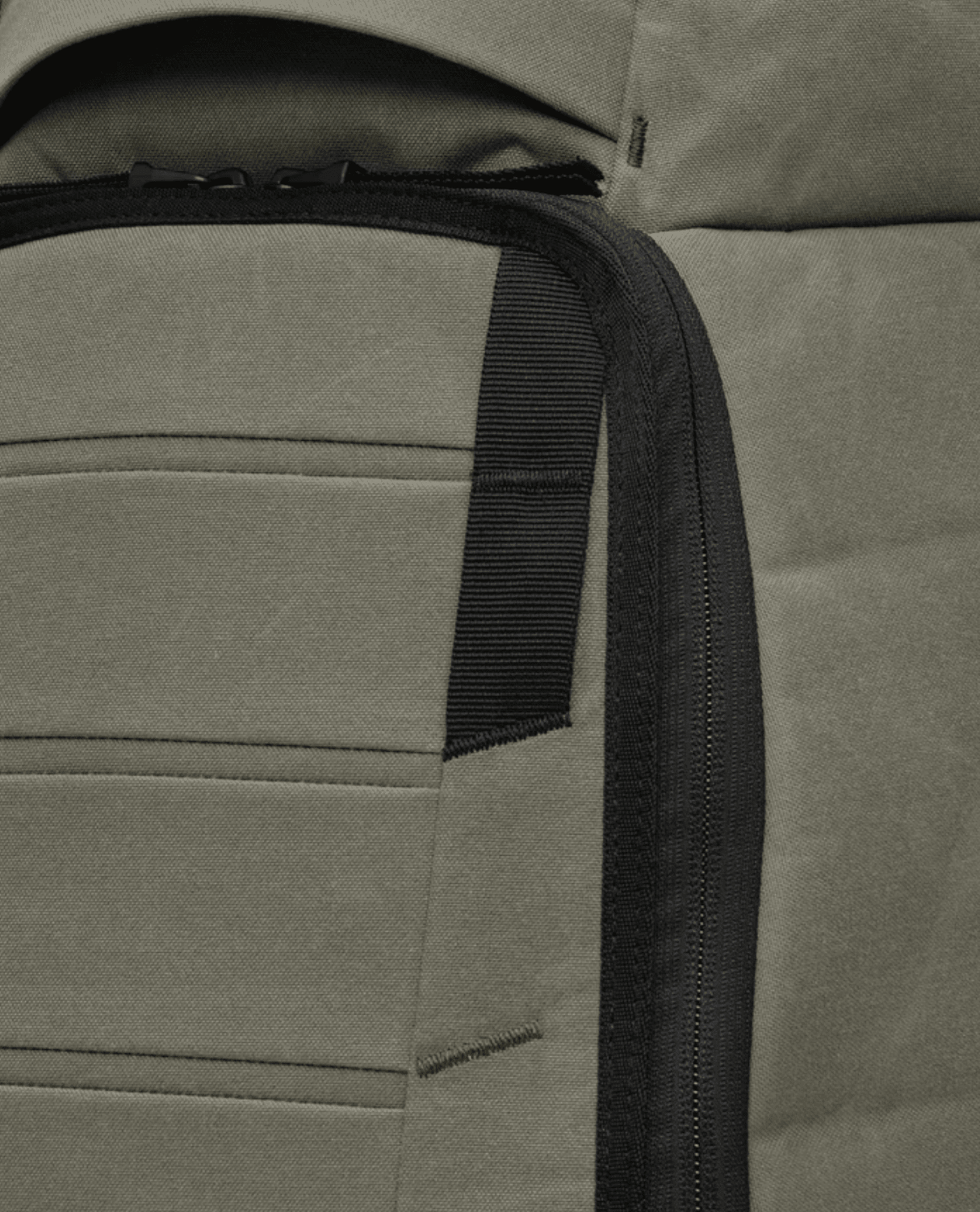 D_b_ Hugger Backpack 30L - Forest Green - Ryggsäckar - Alpingaraget