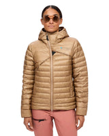 Klättermusen Lopt Hood Jacket Dam i färg Warm Sand, en lätt dunjacka för alpina äventyr och toppturer.