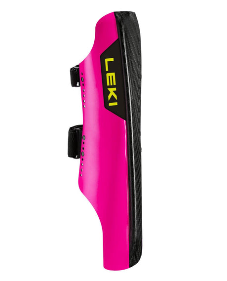 Neonrosa Leki benskydd i kolfiber, modellen Railroad Race Short för alpina tävlingsåkare.