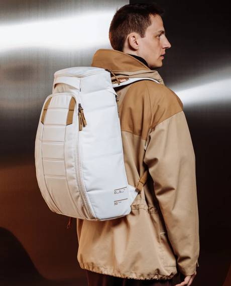 D_b_ Hugger Backpack 30L - Oatmilk  Alpingaraget