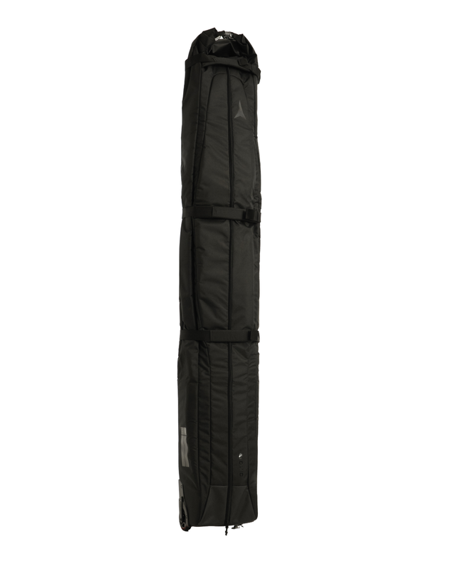 Svart rullbart Atomic Double Ski Wheelie skidfodral med vadderad konstruktion för säker transport av alpin utrustning.