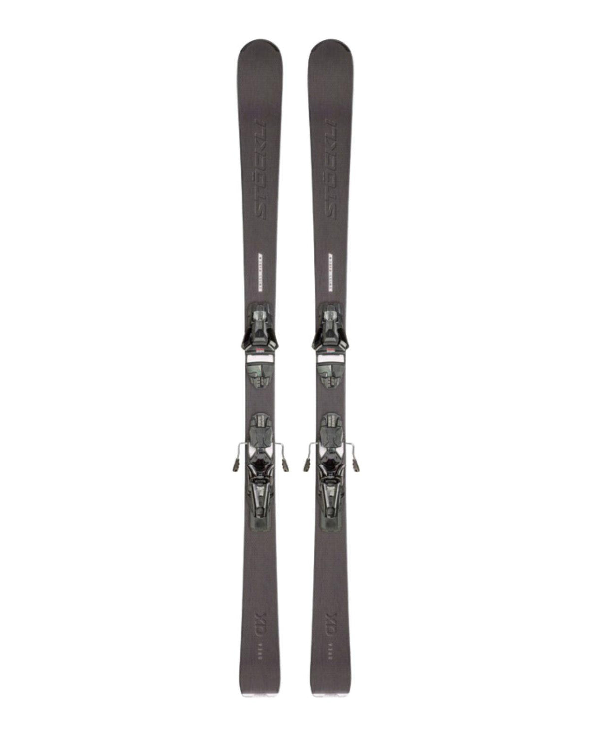 Stöckli Montero AX Orea exklusiva allmountainskidor med Strive 13-bindning visade framifrån.
