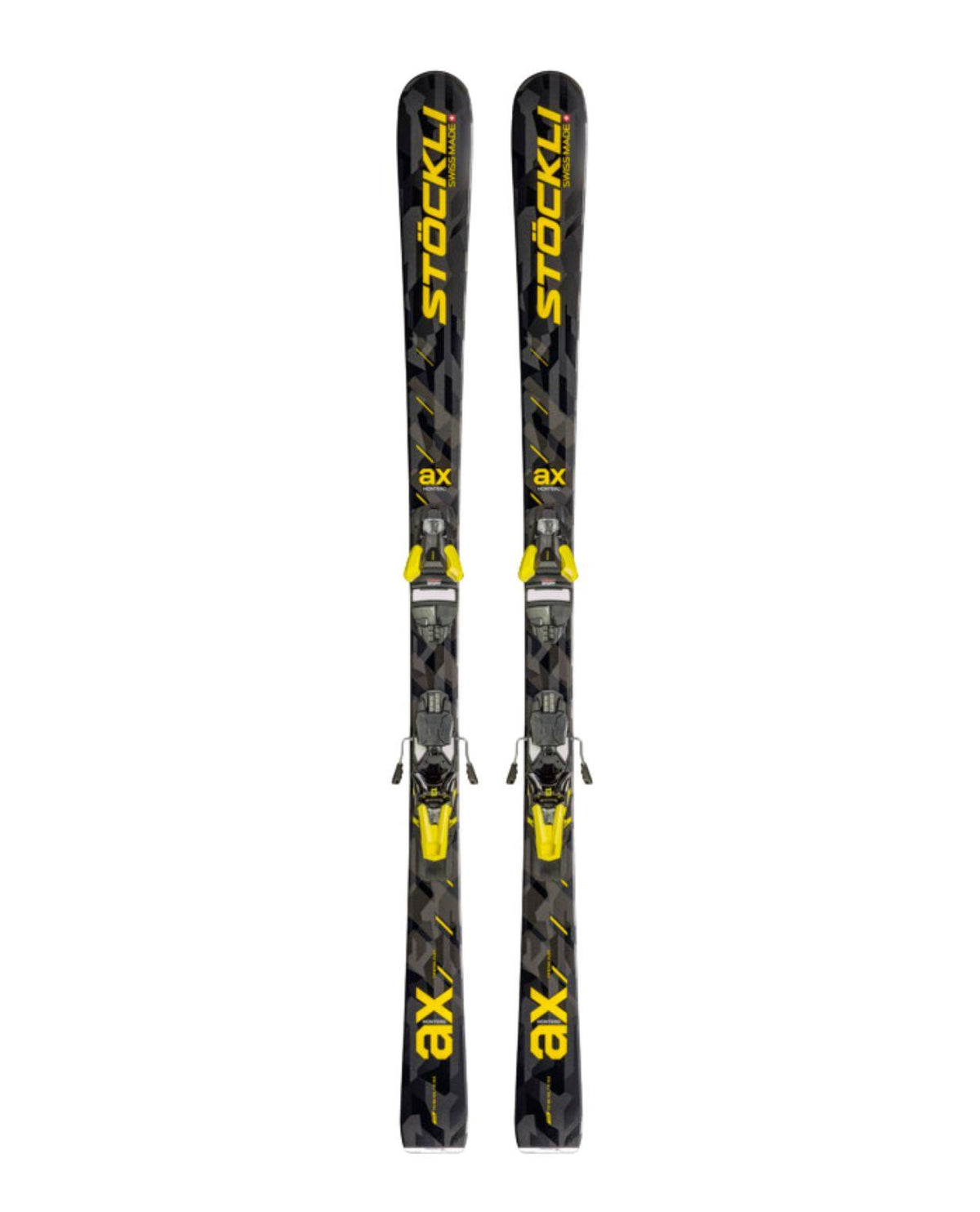 Stöckli Montero AX allmountainskidor med förmonterade Strive 13-bindningar sedda rakt framifrån mot vit bakgrund.