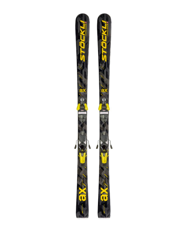 Stöckli Montero AX allmountainskidor med förmonterade Strive 13-bindningar sedda rakt framifrån mot vit bakgrund.