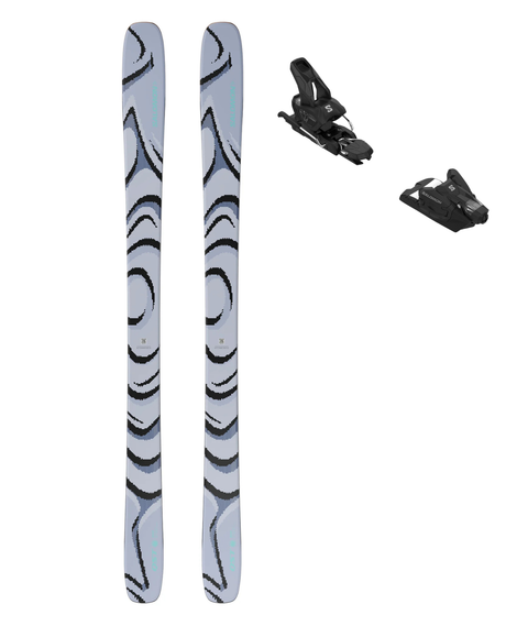 Salomon QST 100 Cosmic Sky 25/26 med Strive 12 GW, ett skidpaket för medelgoda till avancerade åkare som vill ha en mångsidig allmountainskida.