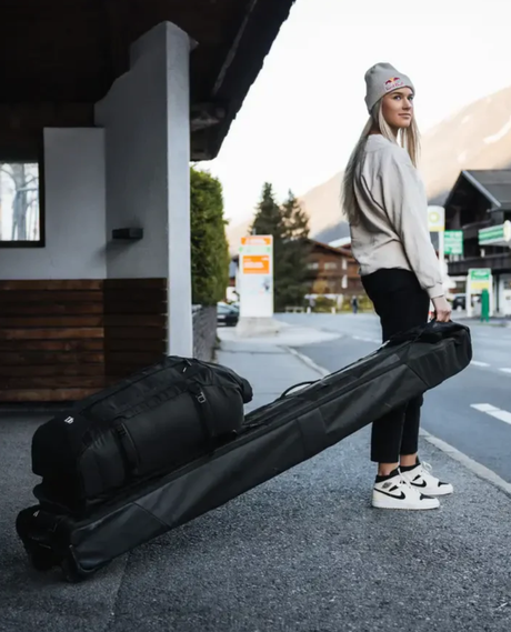 D_b_ Snow Roller Pro 70L - Black Out  Alpingaraget