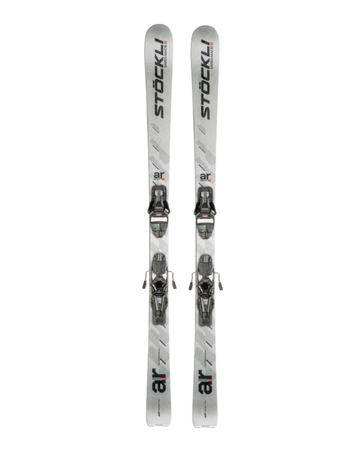 Stöckli Montero AR PRO allmountainskidor med Strive 13-bindningar uppställda framifrån.