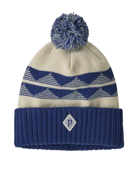Patagonia Powder Town Beanie i vitt och blått med stickat mönster och tofs.