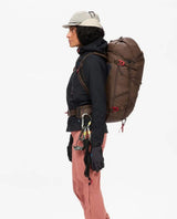 Klättermusen Gyme Backpack 25L - Slate Brown topptursryggsäck på modell