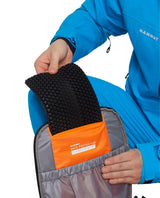 Mammut Nirvana 28 visar det smarta facket för ryggskydd, perfekt för friåkning och toppturer.