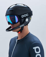 Skidåkare som bär svarta POC Fovea-goggles med spegellins tillsammans med matchande hjälm och hakskydd.