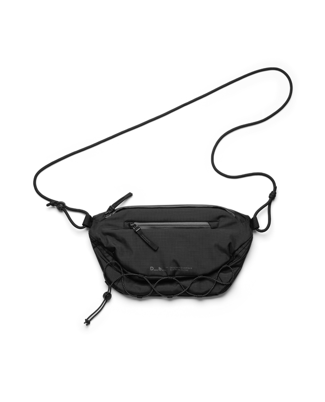 D_b_ Roamer Pro Sling Bag 6L i svart färg med praktisk axelrem och slitstark design.